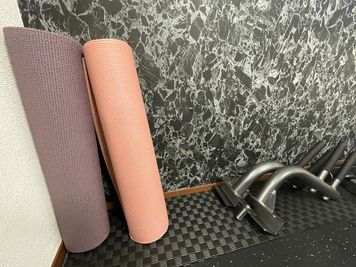 ヨガマット、ディップスアタッチメント - MARO'S GYM〜まろじむ〜 レンタルジムの設備の写真