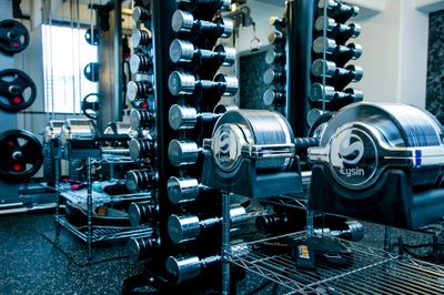 3〜32kgまで調節可能な可変式メタルダンベルが2セット、1〜10kgのクロームダンベル - MARO'S GYM〜まろじむ〜 レンタルジムの設備の写真