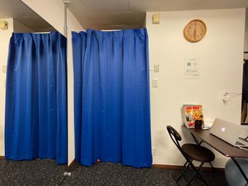 間仕切りカーテンを設置していますので、安心してお着替えしていただけます - MARO'S GYM〜まろじむ〜 レンタルジムのその他の写真