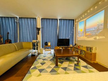 ゲストハウス小野家 【3F】旅と本がテーマのお部屋の室内の写真
