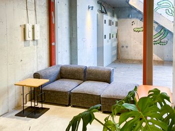 くつろぎ空間(ソファ席)もございます！ - いいオフィス下北沢 イベントスペースの室内の写真