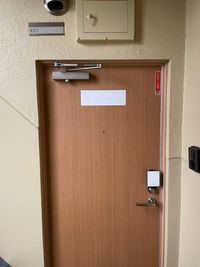 ドアノブの上の電子錠に暗証番号を入力して入室してください。 - 貸会議室/貸教室　KS401 入室から退室までスタッフを介さず完了の入口の写真