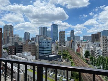 渋谷方面の景色 - ビューオフィス原宿 眺め、夜景が美しい多目的スペースの室内の写真