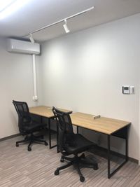 空調・照明スイッチ付きのお部屋なので、お好きなようにご調節くださいませ - レンタルオフィスi-Office 津田沼駅近/会議や少人数の打ち合わせに/レンタルスペースの室内の写真