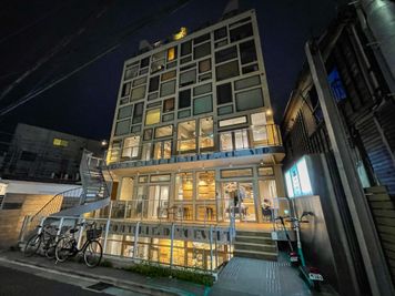 夜も明るい映え空間でお待ちしております！ - いいオフィス下北沢 レンタルスペースの外観の写真