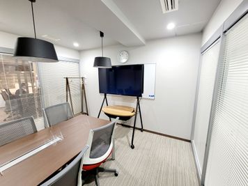 大型モニター常設のお部屋です。モニター利用料は無料です。 - ビステーション新横浜 ミーティングルームの室内の写真