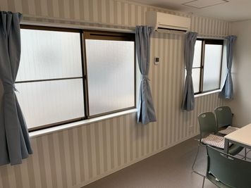 窓は二つで、隣は建物がないで、日当たりと風通しがよいです。 - UIITビル　3階　303号室 レトロな商店街。南田辺駅徒歩9分のレンタルスペースの室内の写真