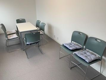 机の大きさは120*60ｃｍで、部屋中は8人の椅子が置いています。 - UIITビル　3階　303号室 レトロな商店街。南田辺駅徒歩9分のレンタルスペースの設備の写真