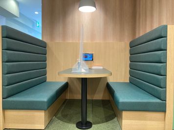 仕切りや扉のないボックスシートになります。
店内4か所のどちらでもご利用可能です。
※オープン席のご予約は、別途ご予約が必要となります。 - いい部屋Space中村公園店 会議室A（4人用）の設備の写真