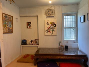 壁、天井が白く、シンプルな空間 - カフェ御結（おむすび） キッチン付きカフェスペースの室内の写真
