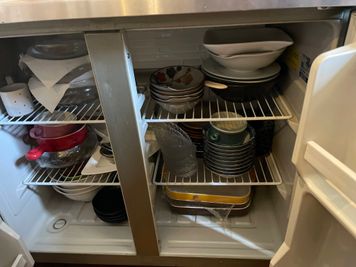 台下冷蔵庫の中にも多数食器あります。 - カフェ御結（おむすび） キッチン付きカフェスペースの室内の写真