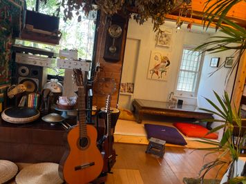 アンティークな音響やテレビ、楽器など - カフェ御結（おむすび） キッチン付きカフェスペースの室内の写真