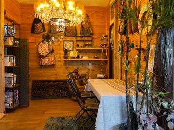 豪華なシャンデリアがあり木の温かみある空間 - カフェ御結（おむすび） キッチン付きカフェスペースの室内の写真