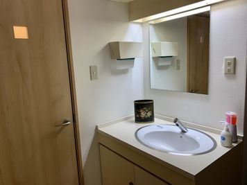 自動水栓で衛生的です。左はお手洗い。 - レンタルスペース「101」 レンタルスペースの設備の写真