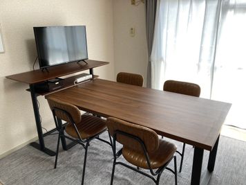 路面に面した窓は、採光も換気もしやすいです。 - お気軽リビング 武ステーションビル 【お気軽リビング】 武ステーションビルの室内の写真