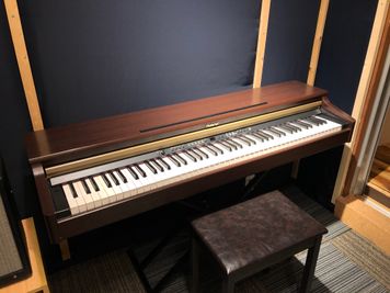 Roland製のピアノを完備しています。無料でご利用可能です。 - セルフ音楽スタジオ「alt studio(オルトスタジオ)」  『神保町・水道橋』セルフ音楽スタジオ alt studioの設備の写真
