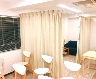 2022年4月より、施術・授乳スペースとして、カーテンレールを設置いたしました。ご自由にご利用ください。 - Space 田町 駅近イベントスペース🌺歓送迎会/テレワーク/会議/ヨガなど🌈の室内の写真
