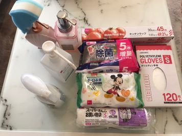 ファブリーズ・消毒用アルコール・除菌シート・ハンドソープ・ビニール手袋・ゴミ袋 - パーティ・誕生日会【コンビニ0分】オオノビル305「ロココ川口」 ハロウィン🎃2面採光✨ママ会👶優しい日差し💗癒し系スペースの設備の写真