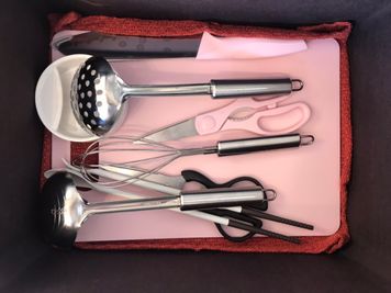 【調理器具】
包丁
穴あきオタマ
キッチンバサミ
泡だて器
オタマ - パーティ・誕生日会【コンビニ0分】オオノビル305「ロココ川口」 ハロウィン🎃2面採光✨ママ会👶優しい日差し💗癒し系スペースの設備の写真