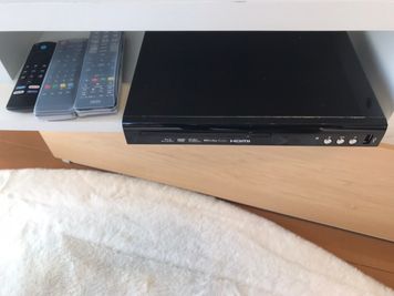 Blu-rayプレイヤー - パーティ・誕生日会【コンビニ0分】オオノビル305「ロココ川口」 ハロウィン🎃2面採光✨ママ会👶優しい日差し💗癒し系スペースの設備の写真