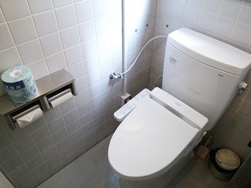 2階男女個別トイレ - 【大阪･梅田】天しもビル屋上レンタル撮影スタジオ 屋上レンタルスペース【コスプレ写真プラン】の設備の写真