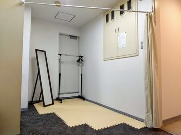 2階の更衣スペース（空調なし）：フリーWi-Fi・スタンドミラー・ハンガーラック - 天しもビル屋上レンタル撮影スタジオ 屋上レンタルスペース【コスプレ写真プラン】の設備の写真