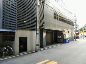 建物裏口(土日祝のみ撮影可) - 【大阪･梅田】天しもビル屋上レンタル撮影スタジオ 屋上レンタルスペース【コスプレ写真プラン】の外観の写真