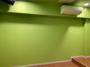 室内はグリーンの壁紙使用 - マイムビル 動画撮影ルームの室内の写真