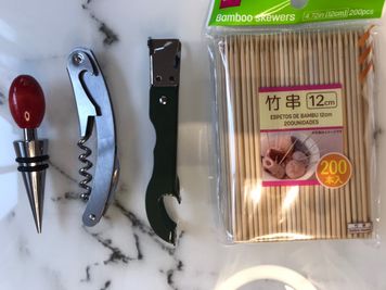 ワインボトルキャップ・栓抜き・竹串 - パーティ・誕生日会【コンビニ0分】オオノビル305「ロココ川口」 ハロウィン🎃2面採光✨ママ会👶優しい日差し💗癒し系スペースの設備の写真