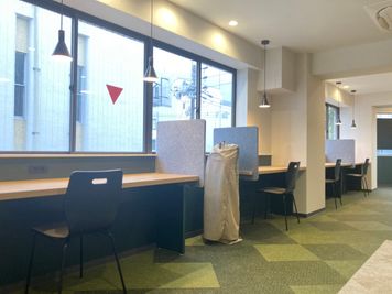 窓際のブース席はどなたでもご利用可能です。気分転換やお食事の際にご利用ください。 - いい部屋Space中村公園店 会議室A（4人用）の設備の写真