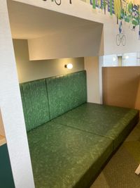 2Fの窓際にはどなたでもご利用可能なフラットシートがあります。
一息ついて横になりたい際などにご利用ください。 - いい部屋Space中村公園店 会議室A（4人用）の設備の写真