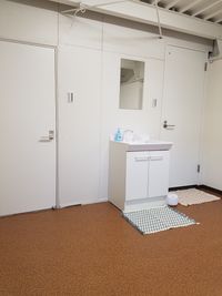 更衣室です。右扉はトイレ、左扉はシャワー室です。 - 拳道会八幡東道場 地域ナンバーワン広さのレンタルスペースの設備の写真