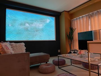 100インチの大画面プロジェクター - 名古屋パーティルーム ミニシアタースペースの室内の写真