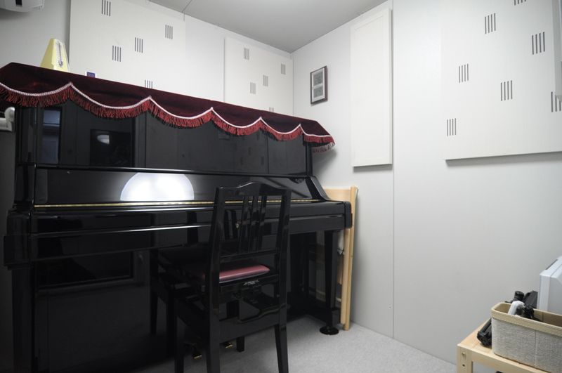 Mルーム室内 - 音楽練習室スタジオアコースティック Mルーム（2帖アップライトピアノ：ピアノ・声楽：1名利用）の室内の写真