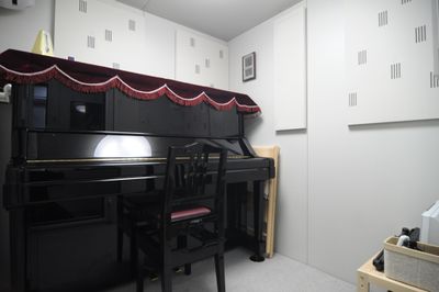 ヤマハアップライトピアノ常設。ピアノや声楽の個人練習に最適。1名利用。 - 音楽練習室スタジオアコースティック