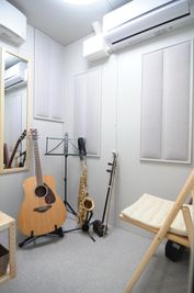 Sルーム - 音楽練習室スタジオアコースティック Sルーム（※ピアノ無し：1.5帖：1名利用）管弦楽器練習室の室内の写真