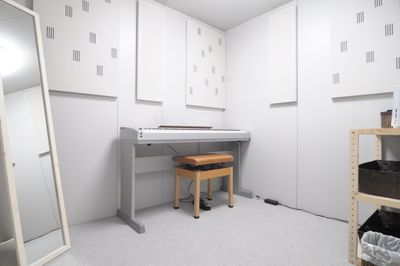 電子ピアノ - 音楽練習室スタジオアコースティック LL（3帖電子ピアノ：1名～2名利用）の室内の写真