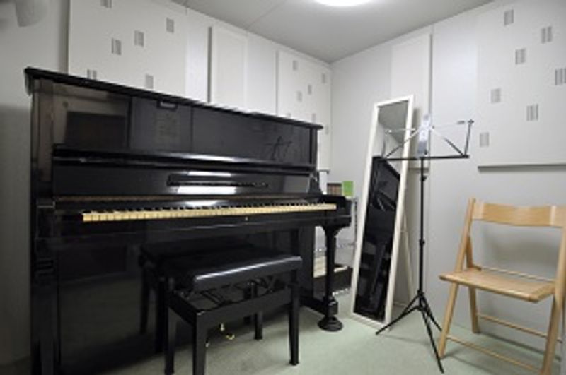 Lルーム - 音楽練習室スタジオアコースティック L ルーム（2.5帖ピアノ：声楽管弦楽器の個人練習 ：1名利用）の室内の写真