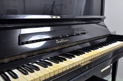 アップライトピアノ（ビンテージJULUS） - 音楽練習室スタジオアコースティック L ルーム（2.5帖ピアノ：声楽管弦楽器の個人練習 ：1名利用）の室内の写真