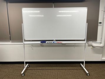 【ホワイトボードもあるので様々な用途に活用できます】 - TIME SHARING渋谷ワールド宇田川ビル【無料WiFi】 7F 会議室 Aの室内の写真