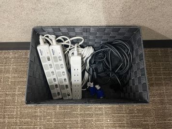 【延長コードや予備のケーブルは司会台後ろのカゴに入れています】 - TIME SHARING渋谷ワールド宇田川ビル【無料WiFi】 7F 会議室 Aの室内の写真