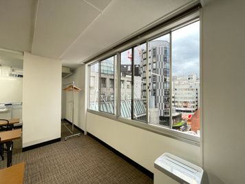 【窓を開けて換気可能です】 - TIME SHARING渋谷ワールド宇田川ビル【無料WiFi】 7F 会議室 Aの室内の写真