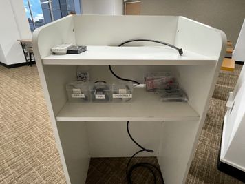 【各種変換機は司会台の中にあります】 - TIME SHARING渋谷ワールド宇田川ビル【無料WiFi】 7F 会議室 Aの室内の写真