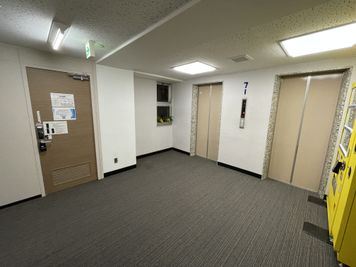 【7階に到着したら、エレベーターを出てすぐ右のドアが7A会議室です】 - TIME SHARING渋谷ワールド宇田川ビル【無料WiFi】 7F 会議室 Aの入口の写真