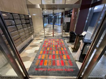 【正面入口のエントランスが綺麗です】 - TIME SHARING渋谷ワールド宇田川ビル【無料WiFi】 7F 会議室 Aの外観の写真