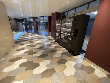 【1階エレベーターホールには自動販売機が２台あります】 - TIME SHARING渋谷ワールド宇田川ビル【無料WiFi】 7F 会議室 Aの外観の写真