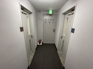 【7階共用部の廊下を突き当りまで進むと男女別トイレがあります】 - TIME SHARING渋谷ワールド宇田川ビル【無料WiFi】 7F 会議室 Aのその他の写真