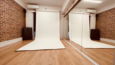 バックペーパー（幅1.8m 長さ11m ホワイト）
紙製なのでシワが写り込みません。 - レンタルスタジオ「スエヒロ」 アイコンスペース「スエヒロ」の設備の写真