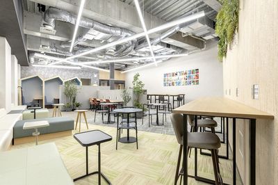 BIZcomfort千葉西口 会議室（10名用）の入口の写真