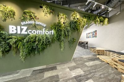 BIZcomfort千葉西口 会議室（10名用）の入口の写真